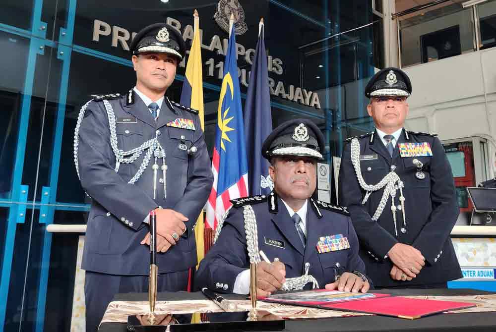 Allaudeen (tengah) merasmikan Balai Polis Presint 11, Putrajaya pada Khamis.