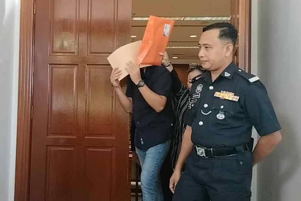 Mohd Fazli (kiri) keluar dari Mahkamah Sesyen Alor Setar pada Khamis.