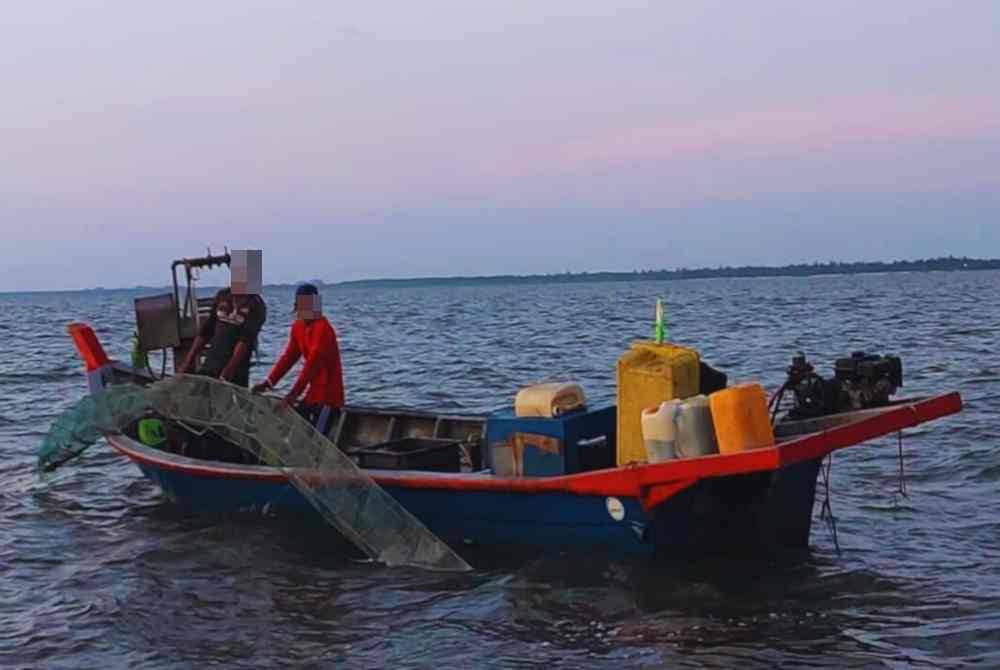 Maritim Selangor menahan bot fiber yang digunakan warga asing untuk mengangkap ikan di perairan Klang, pada Selasa.