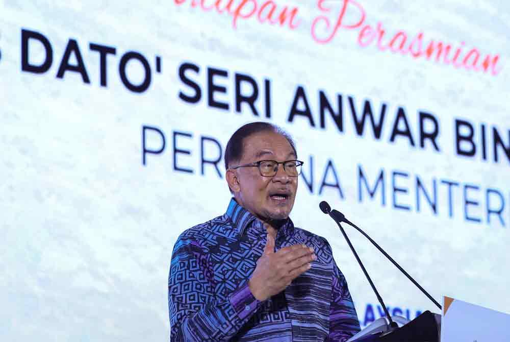 Anwar berucap merasmikan Sidang Kemuncak Anti-Rasuah Kebangsaan (NAC Summit) 2024 di sebuah hotel, hari ini. Foto Bernama