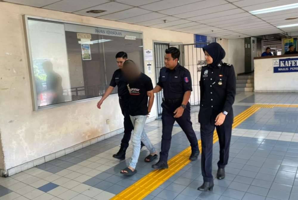 Pihak polis membawa tertuduh yang berusia 23 tahun ini ke Mahkamah Sesyen Ampang pada Khamis, atas satu pertuduhan membakar pagar rumah seorang peminjam wang tidak berlesen, tiga minggu lalu.