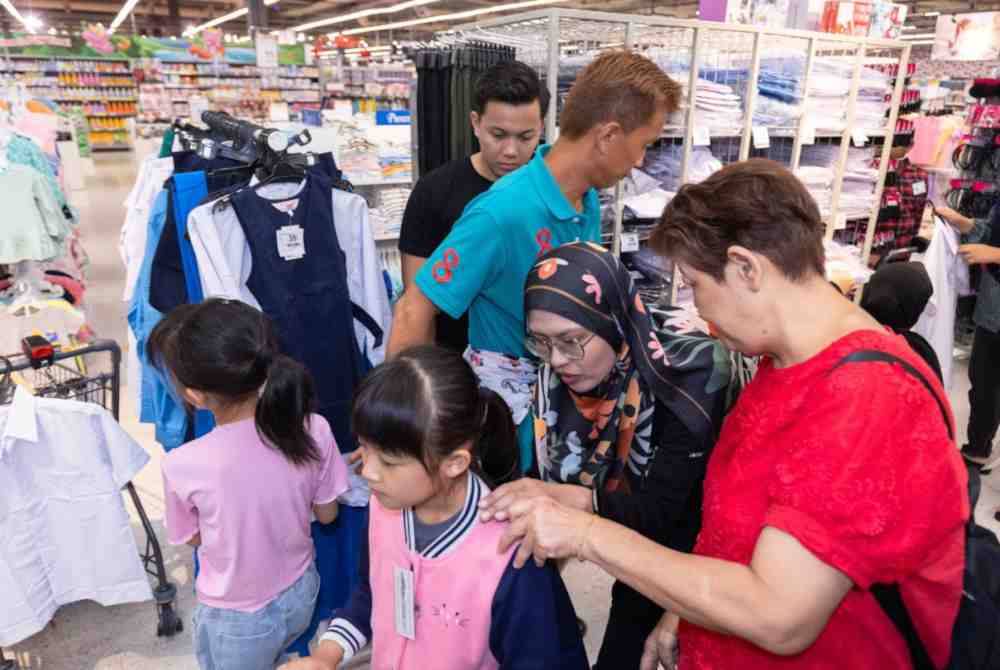 Pelajar dan ibu bapa yang turut serta dalam Program Back2School oleh Coca-Cola Bottlers Malaysia-Singapura-Brunei di AEON BiG Wangsa Maju, Kuala Lumpur pada Ahad.