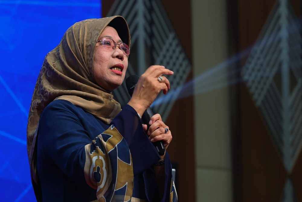 Hafsah Hashim ketika menyampaikan pembentangan sesi libat urus bertajuk "Daya Saing Perusahaan Bumiputera" pada Kongres Ekonomi Bumiputera 2024 di Pusat Konvensyen Antarabangsa Putrajaya (PICC) hari ini. Foto Bernama