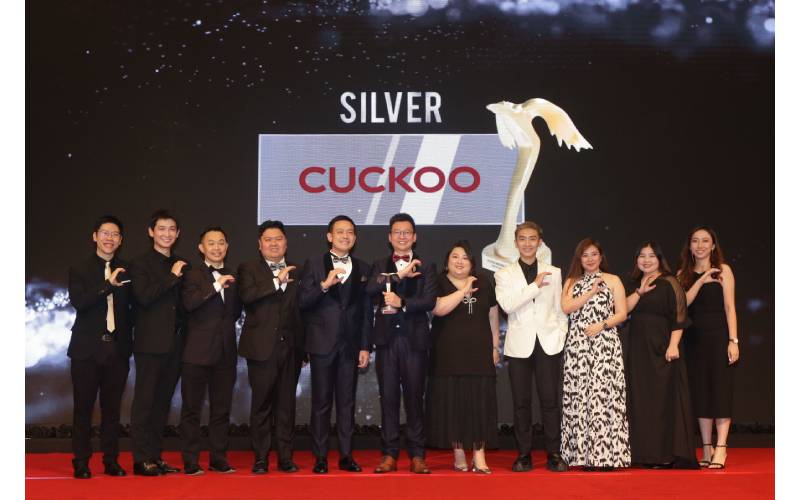 Pengasas dan Ketua Pegawai Eksekutif CUCKOO International, Hoe Kian Choon (KC Hoe) (tengah) menerima anugerah perak CUCKOO International di Anugerah Putra Brand 2023. 