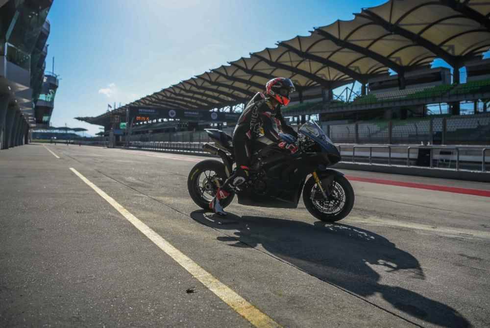 Hafizh Syahrin menguji jentera baharu pasukan JDT Racing Team pada sesi latihan tertutup di Litar Antarabangsa Sepang kelmarin. Foto Bernama