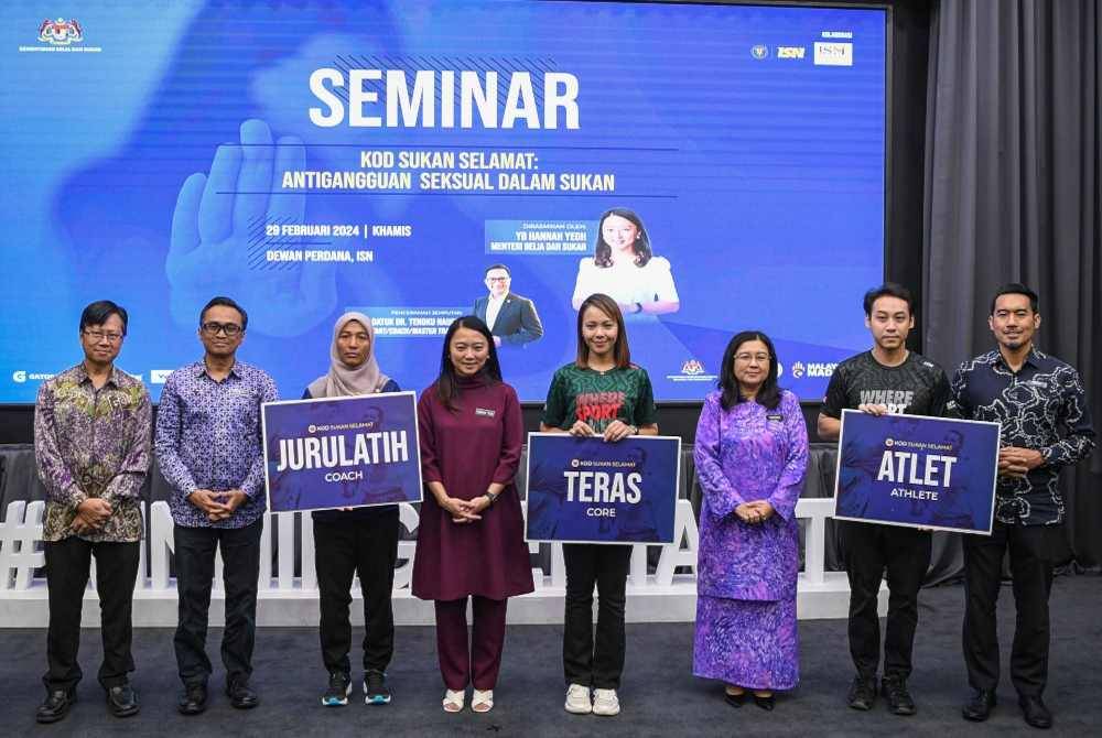 Ahmad Faedzal (kanan) dan Hannah Yeoh (empat dari kiri) bergambar kenangan selepas merasmikan Seminar Kod Sukan Selamat: Antigangguan Seksual Dalam Sukan di Institut Sukan Negara (ISN), Bukit Jalil hari ini. Foto Bernama