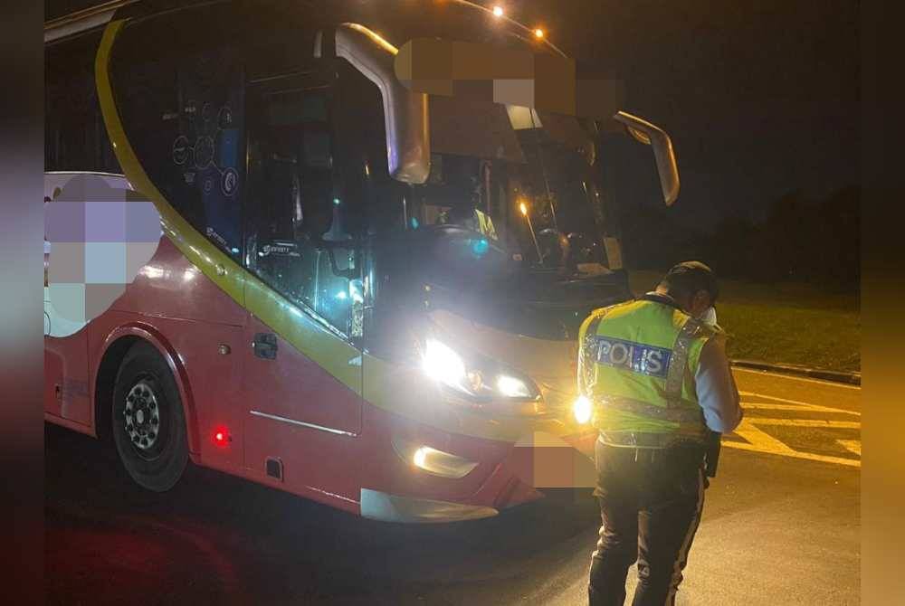 Anggota polis memeriksa sebuah bas dalam Op Bersepadu Luaran Peronda Lebuh Raya (EMPV) Zon Selatan 3 dekat Plaza Tol Skudai menghala arah selatan dan susur Senai Utara di sini pada Rabu.