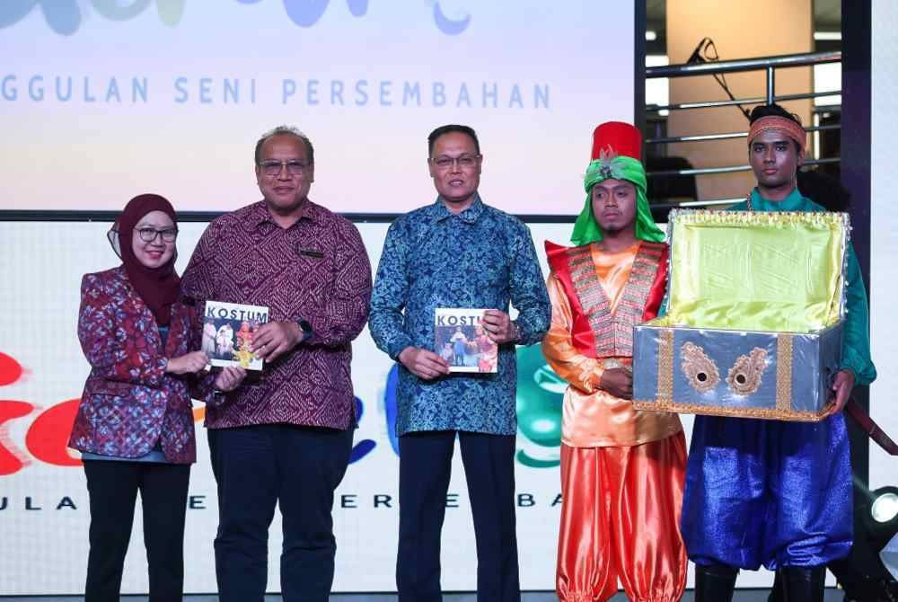 Mohd Yusri (tiga dari kiri) bersama Zubaidah (kiri) dan Ketua Pengarah Balai Seni Negara, Amerrudin Ahmad (dua dari kiri) melancarkan Buku Rekaan Kostum pada Majlis Peluncuran Program Istana Budaya 2024 dan Buku Rekaan Kostum di Balai Seni Negara hari ini. Foto Bernama