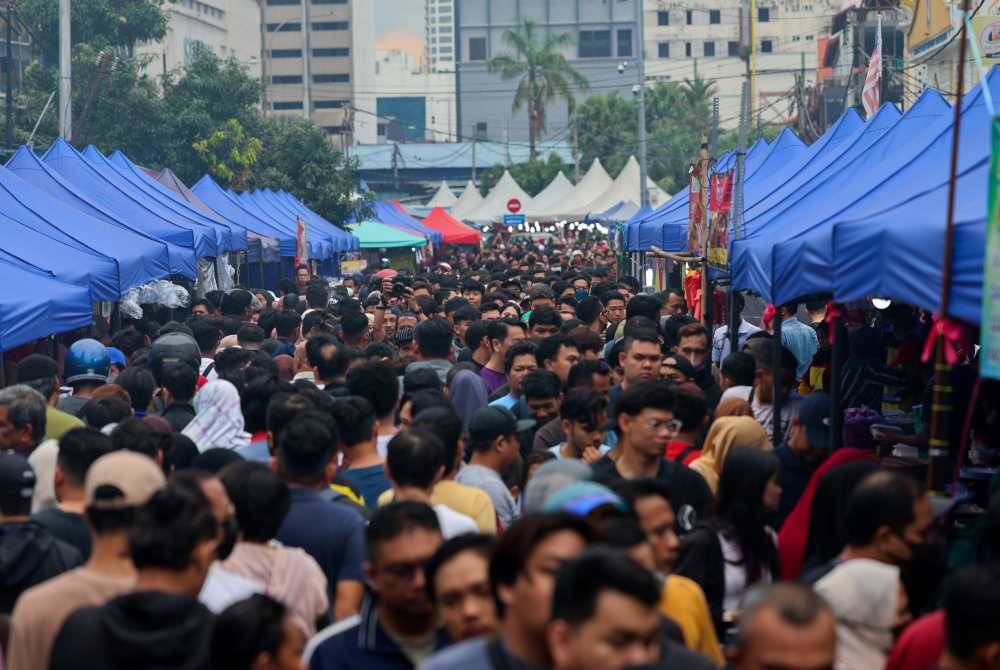 Bulan puasa sinonim dengan bazar Ramadan yang menjadi tumpuan ramai di negara ini. Gambar hiasan