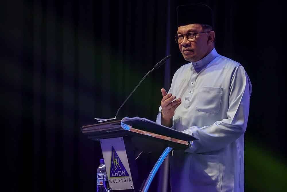 Anwar berucap pada Majlis Sambutan Hari Hasil 2024 di Menara Hasil Cyberjaya, hari ini. - Bernama