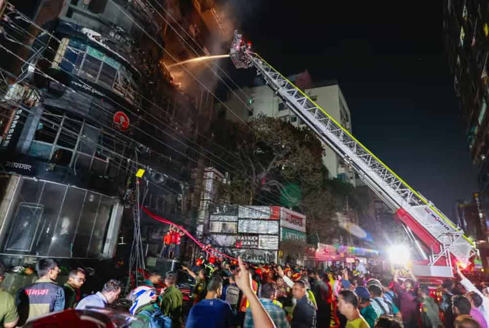 Sekurang-kurangnya 43 orang terbunuh dalam kebakaran bangunan tujuh tingkat di sini pada Khamis malam. Foto EPA