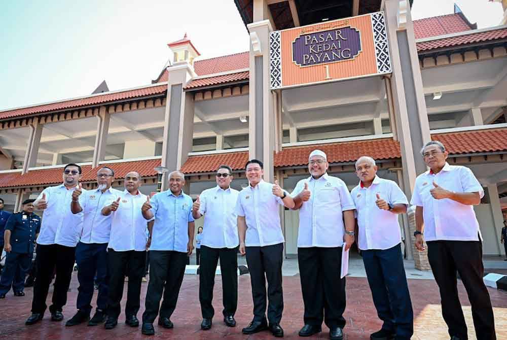 Kor Ming (empat dari kanan) berdiri di hadapan Pasar Payang 1. Foto Hantaran X Nga Kor Ming