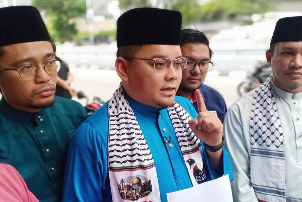 Ahmad Fahmi (tengah) ketika sidang akhbar selepas penyerahan memorandum bantahan dan teguran tegas berhubung berhubung tragedi kemanusiaan Gaza bertempat di kedutaan Amerika Syarikat, Jalan Tun Razak di sini pada Jumaat.