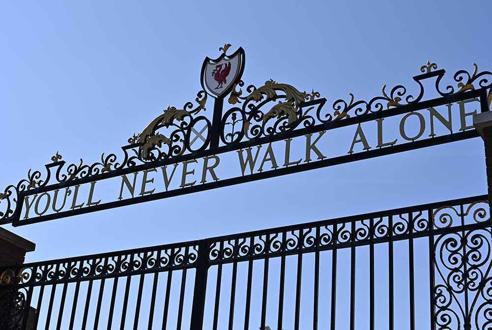 "You&#039;ll Never Walk Alone", di pintu gerbang Stadium Anfield, venue rasmi Liverpool. Foto: AFP