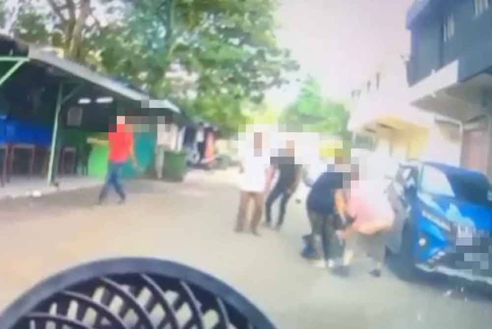 Tangkap layar video tular mangsa cedera dipukul beberapa individu dalam kejadian dekat Taman Bukit Cheras pada 26 Februari lalu.