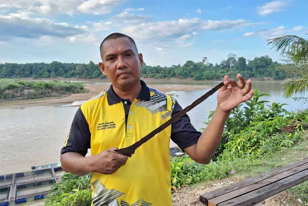 Hamidi menunjukkan keris panjang yang dijumpai tersangkut pada jaring ketika menjaring ikan di Sungai Pahang Kampung Kelola Pulau Tawar, Jerantut awal Januari lalu.