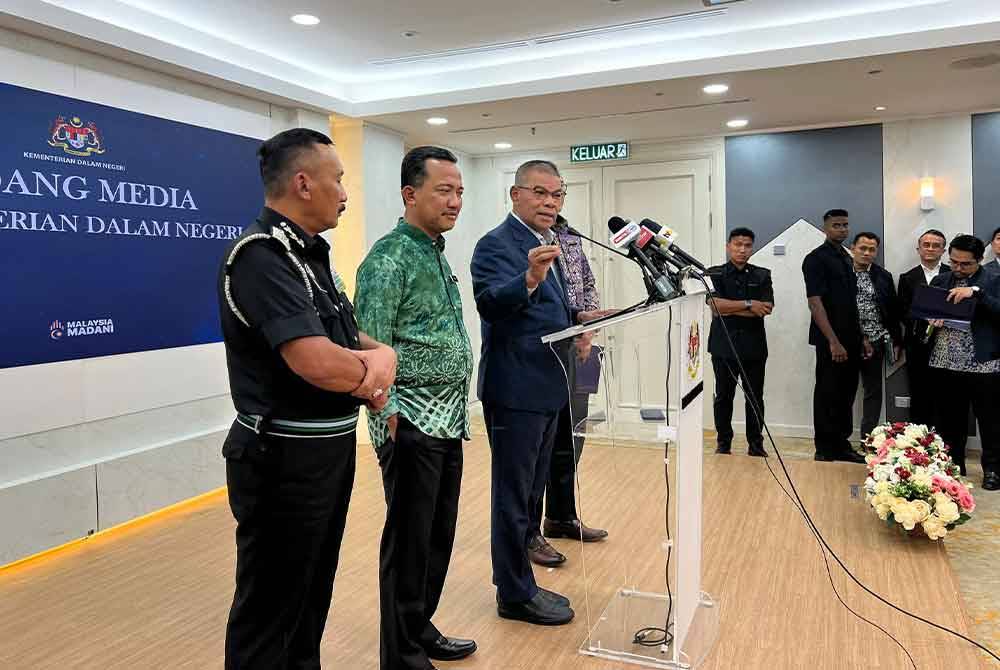 Saifuddin (tiga dari kiri) ketika sidang akhbar di Kementerian Dalam Negeri di sini pada Jumaat.