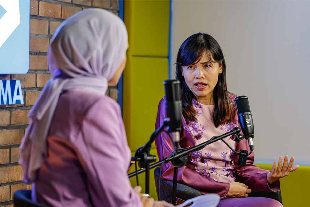 Nie Ching (kanan) ketika menghadiri sesi rakaman temu bual eksklusif di Bernama Radio di Kuala Lumpur pada Jumaat.