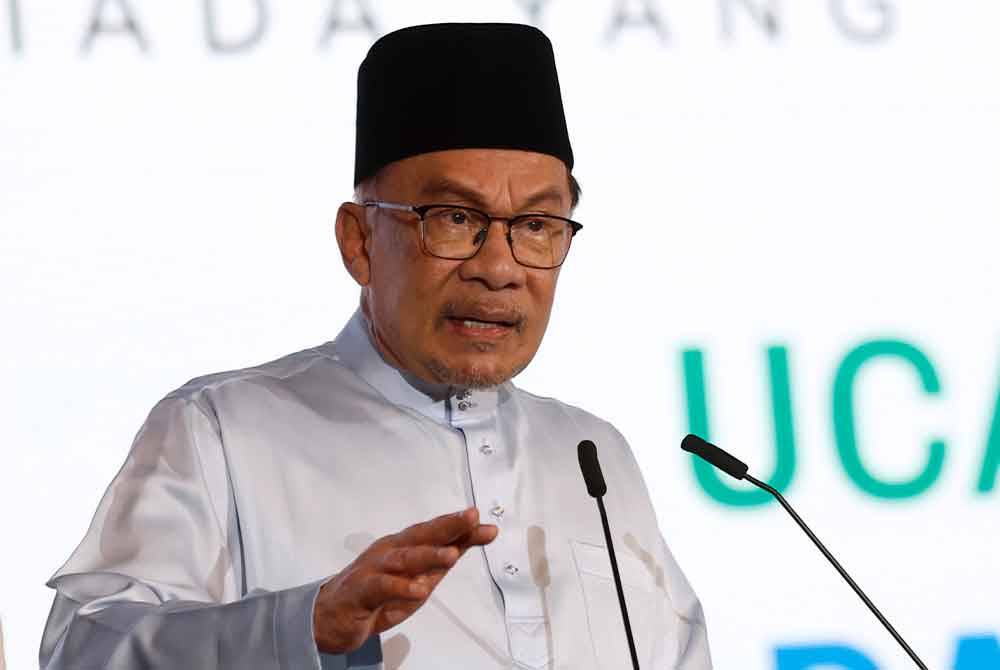 Anwar berucap pada Karnival Kerjaya Myfuture Jobs Kesuma Madani OKU dan TVET serta Pelancaran Insentif Skim Sokongan Pekerjaan 2024 di IDCC pada Jumaat. Foto Bernama