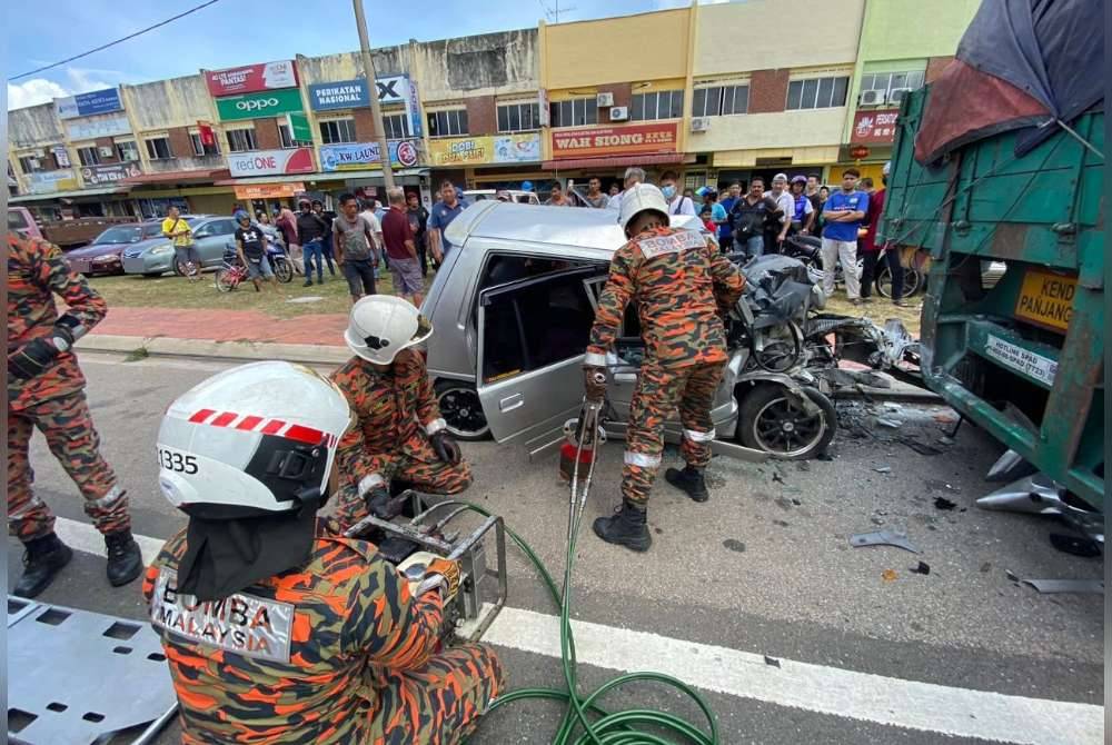 Anggota bomba mengeluarkan mangsa yang tersepit. Foto BBP Segamat