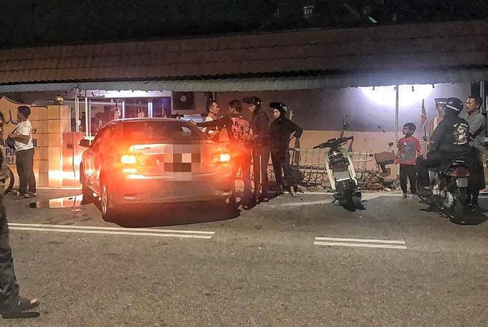 Orang ramai melihat sebuah kereta terbabas dan merempuh tembok Masjid An-Ni’mah, Bukit Piatu, di sini, pada awal pagi Jumaat.