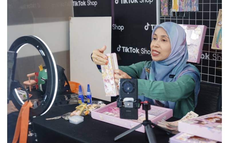 Pencipta kandungan, Tulippetals sedang menjalankan penstriman langsung di TikTok Shop bagi menyokong usahawan meningkatkan kemahiran mereka. 