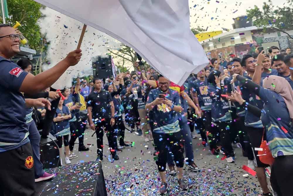 Amirudin (kiri) semasa melepaskan peserta Program Ehsan Selangor Fruit Valley (SFV) Fun Run di Jalan Rawang, Bestari Jaya, Kuala Selangor pada Sabtu.