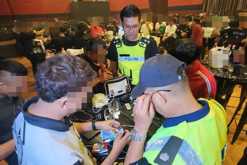 Anggota pasukan D3 JSJ Bukit Aman dan JAIS membuat pemeriksaan dalam Op Bersepadu di sebuah pusat hiburan di Petaling Jaya, Selangor pada Sabtu. Foto ihsan PDRM.