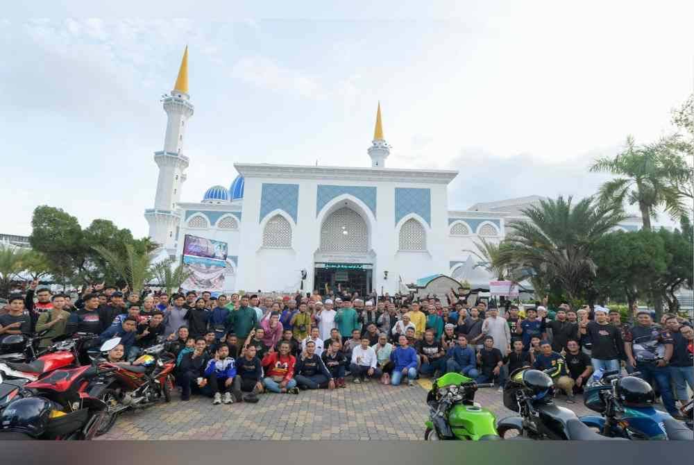 Fadzli bersama peserta yang mengikuti Subuh Warrior Subuh Macam Jumaat di Masjid Negeri Sultan Ahmad 1 pada Sabtu.