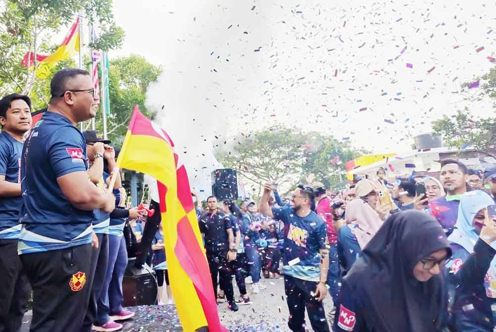 Amirudin (kiri) pada pelepasan Ehsan SFV Fun Run di Jalan Rawang, Bestari Jaya, Kuala Selangor pada Sabtu.