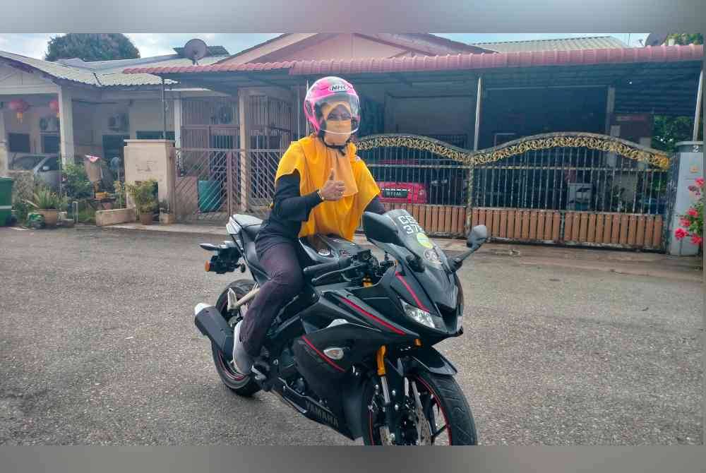 
Imej berniqab tidak menghalang Ratnawati aktif dalam dunia pemotoran.