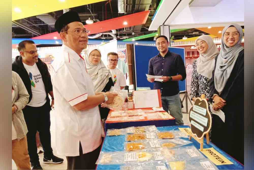 Dr Mohtar ( kiri) melawat reruai pameran Sambutan Hari Buah Pinggang Sedunia 2024 Peringkat Negeri Johor, di Iskandar Puteri pada Sabtu.