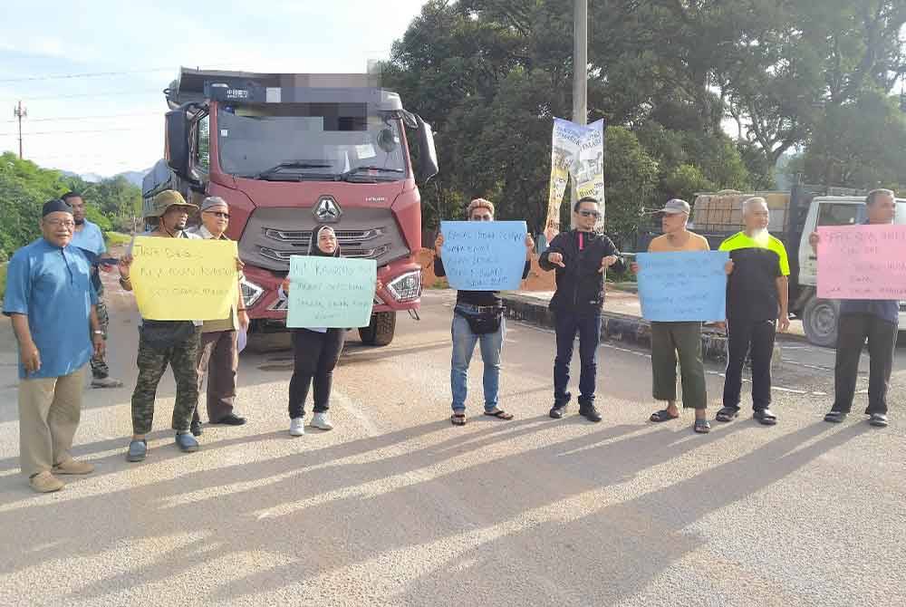 Sebahagian penduduk yang menghalang lori melalui jalan tersebut keranan bimbang alan keselamatan.