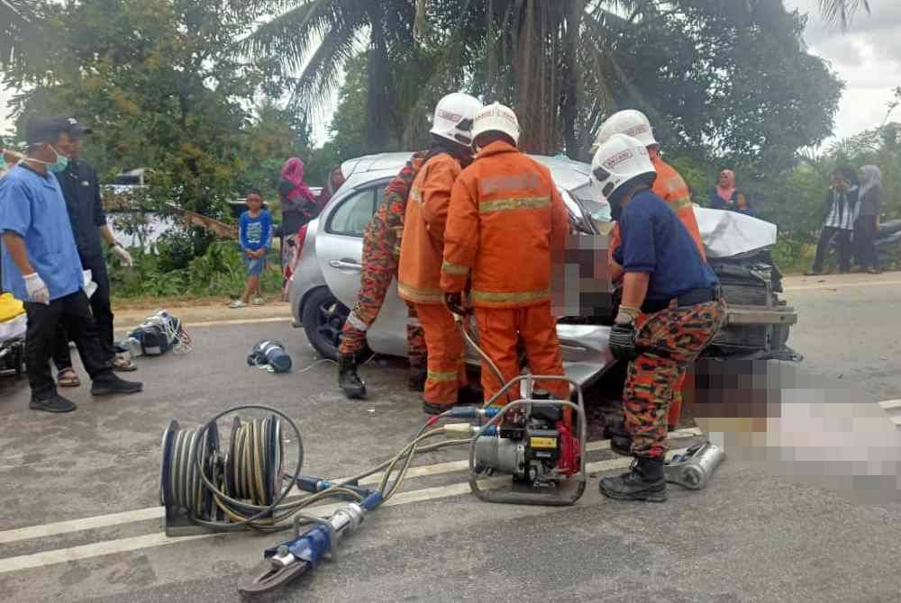 Anggota bomba mengeluarkan mangsa yang tersepit dalam kemalangan membabitkan dua kereta di Jalan Gua Musang - Kuala Krai dekat Kampung Pahi pada Sabtu. Foto bomba