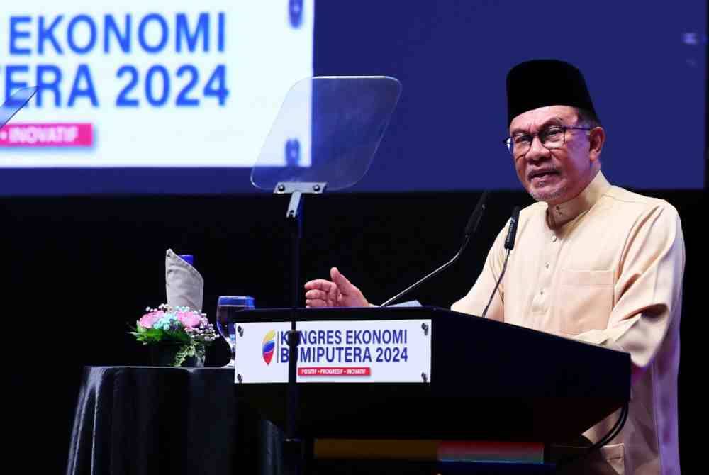 Anwar ketika berucap pada Majlis Penutup Kongres Ekonomi Bumiputera 2024 (KEB 2024) di Pusat Konvensyen Antarabangsa Putrajaya (PICC) hari ini. Foto Bernama