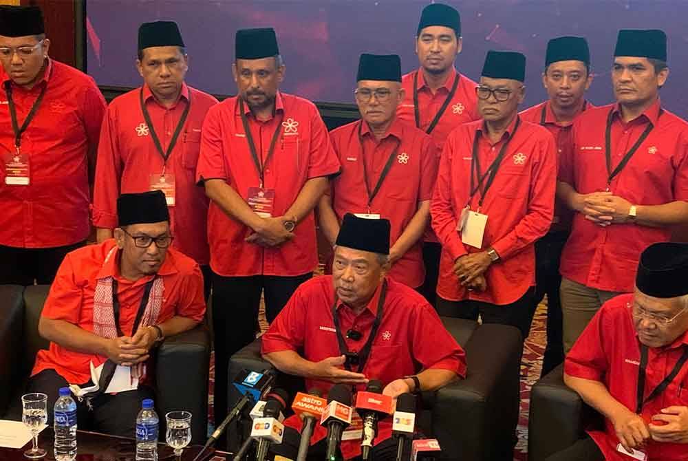 Muhyiddin (duduk, tengah) pada sidang media khas Perhimpunan Agung Bersatu 2024 di Pusat Konvensyen Ideal (IDCC) Selayang pada Sabtu.