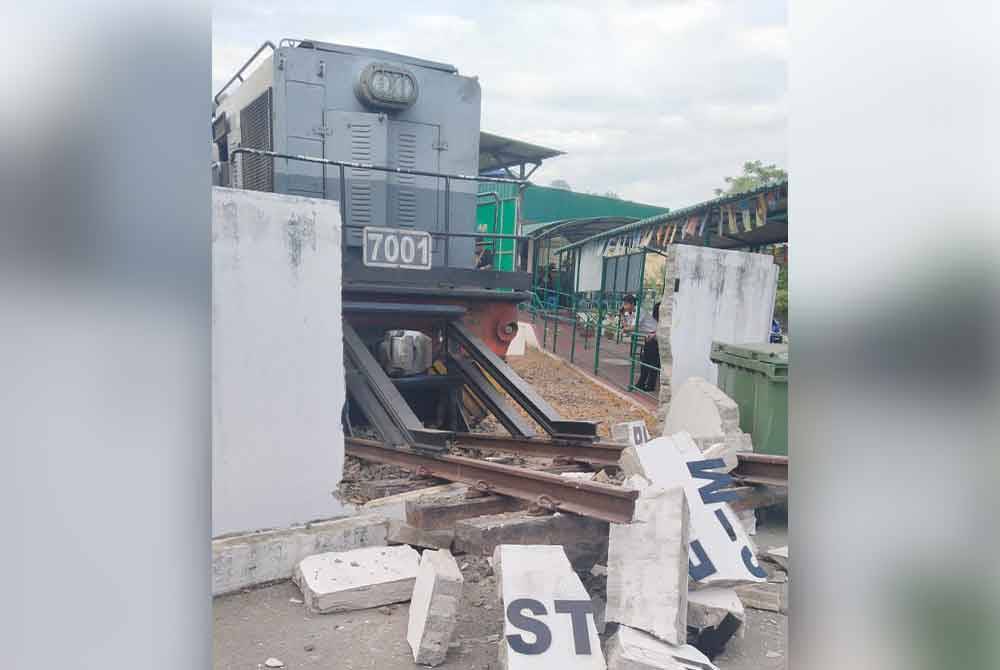 Penghadang hujung landasan rosak akibat dirempuh kereta api di Stesen Sembulan, Kota Kinabalu.