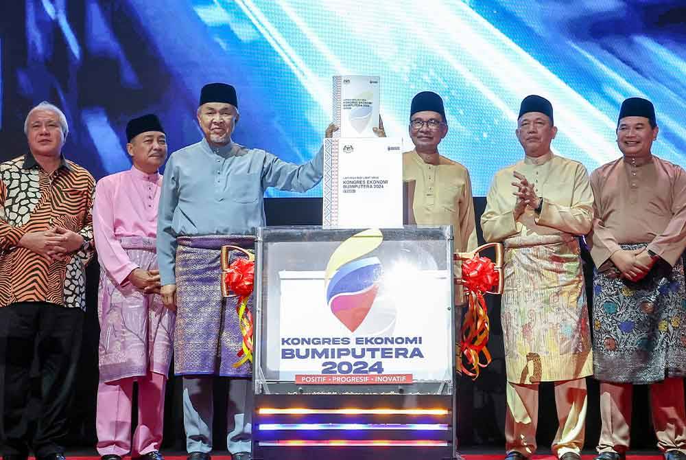 Anwar (tiga dari kanan) melancarkan Laporan Sesi Libat Urus Kongres Ekonomi Bumiputera 2024 (KEB 2024) pada penutup Kongres Ekonomi Bumiputera 2024 di Pusat Konvensyen Antarabangsa Putrajaya (PICC) pada Sabtu. Foto Bernama