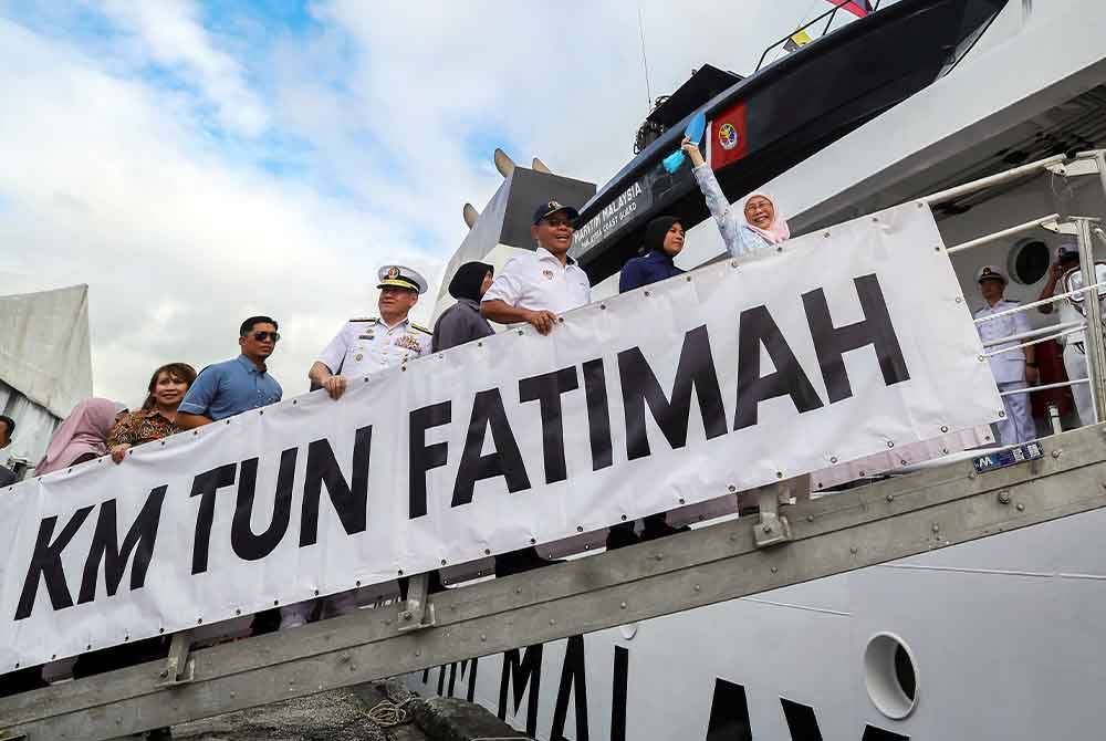 Dr Wan Azizah(kanan) menaiki Kapal KM Tun Fatimah pada majlis penamaan kapal milik Agensi Penguatkuasaan Maritim Malaysia pada Sabtu. Foto Bernama
-- fotoBERNAMA (2024) HAK CIPTA TERPELIHARA