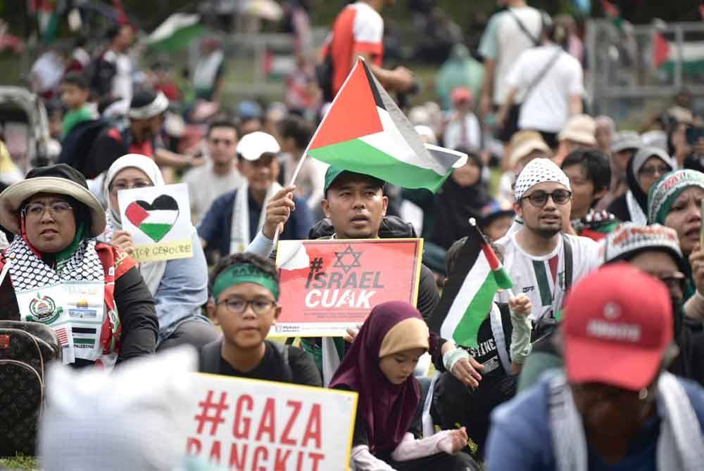 Dianggarkan 1,000 peserta terdiri daripada pelbagai latar belakang dan usia menyertai Himpunan Mega Demi Palestin pada Sabtu. Foto FB Mohamad Sabu.