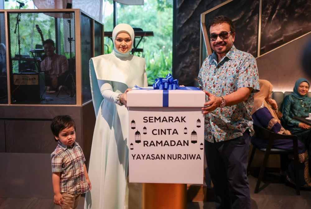 Siti Nurhaliza (kiri) bersama suaminya, Khalid Mohamad Jiwa (kanan) pada Pelancaran Kempen Infaq Ramadan Oleh Yayasan Nur Jiwa di Ulu Kelang hari ini. Foto Bernama