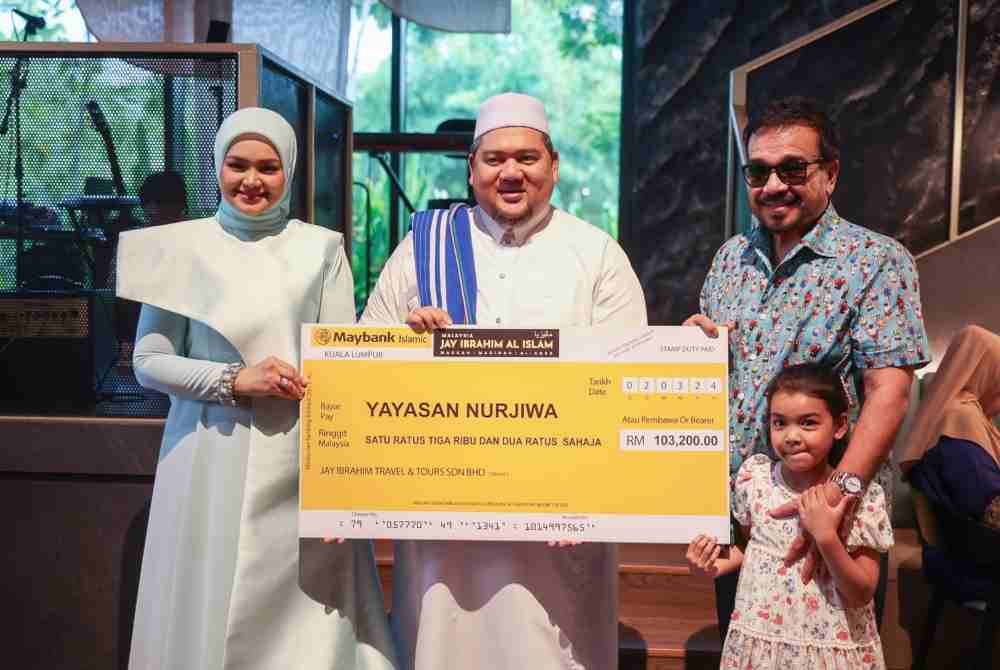 Siti Nurhaliza (kiri) bersama suaminya, Khalid Mohamad Jiwa (kanan) bersama penderma yang menyumbang untuk Infaq Ramadan pada Pelancaran Kempen Infaq Ramadan Oleh Yayasan Nur Jiwa di Ulu Kelang hari ini. Foto Bernama