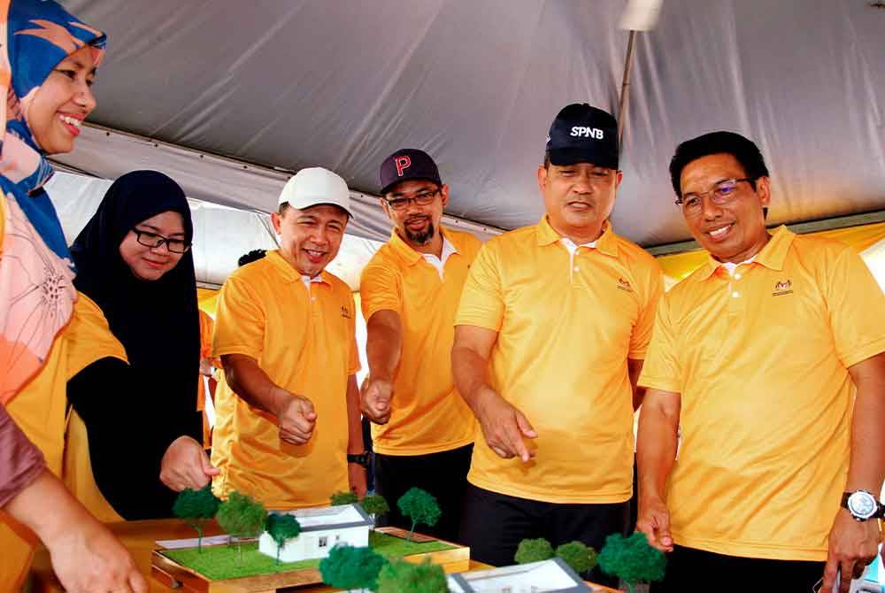 Zahanuddin (dua dari kanan) melawat reruai pameran pada Majlis Perasmian Program Komuniti Kemampanan Bandar (PKKB) dan Tanggungjawab Sosial Korporat (CSR) di Padang Awam Taman Metro Maya Pusing pada Sabtu. Foto Bernama