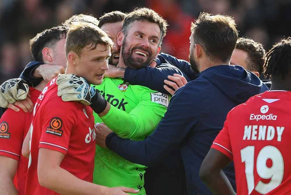 Foster (tengah) menjadi pemain paling digemari rakan sepasukan dan peminat Wrexham. Foto Agensi