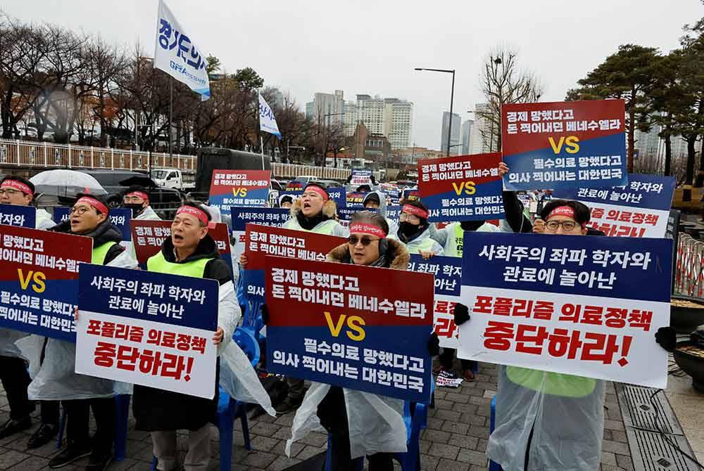 Hampir 8,000 doktor pelatih telah berhenti kerja di Korea Selatan bagi membantah rancangan kerajaan memasukkan lebih ramai pelajar ke sekolah perubatan dan lebih ramai dijangka menyertai mereka. - Foto: Reuters