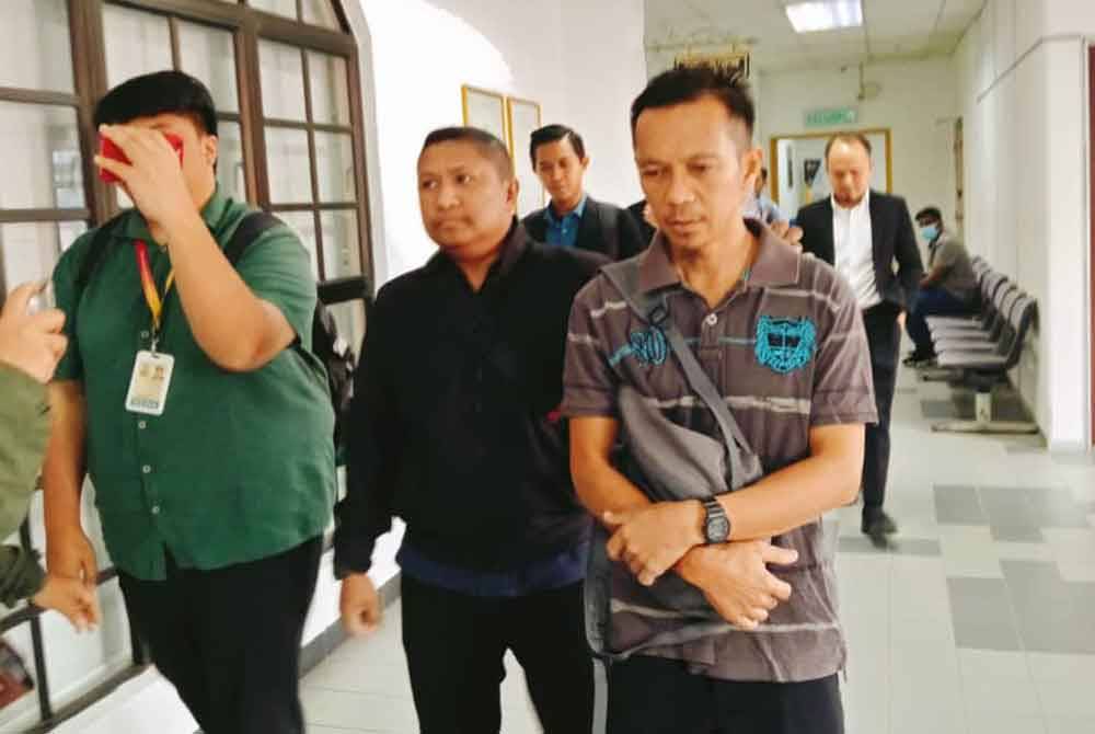 Syaharullah (kanan) didakwa di Mahkamah Sesyen Johor Bahru pada Isnin atas pertuduhan menyalahgunakan wang masjid berjumlah RM12,000.