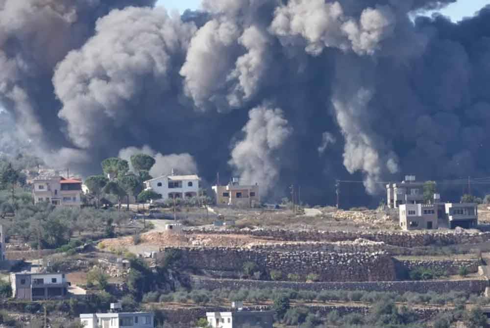 Kepulan asap hitam daripada serangan udara Israel di sebuah perkampungan sempadan dengan Israel di selatan Lubnan - Foto: AP