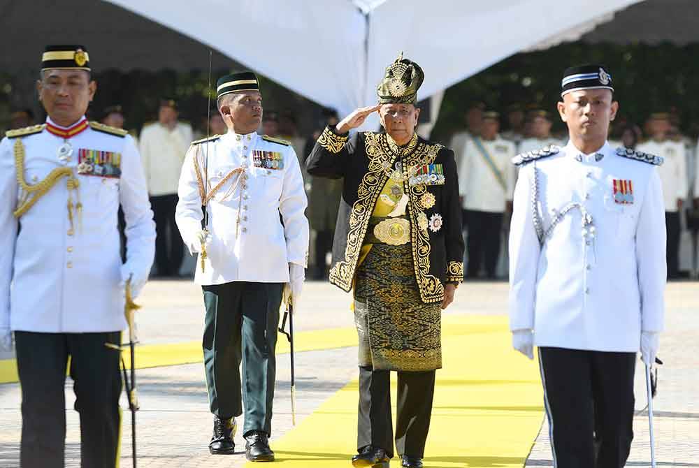 Sultan Sallehuddin berkenan memeriksa perbarisan kawalan kehormatan sempena perasmian Mesyuarat Pertama Penggal Kedua, DUN Kedah ke-15, di Dataran Wisma Darul Aman.