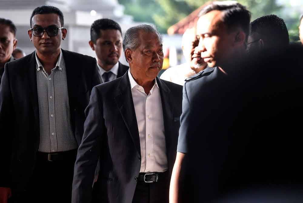 Muhyiddin (tengah) ketika hadir di Kompleks Mahkamah Kuala Lumpur hari ini. - Foto: Bernama