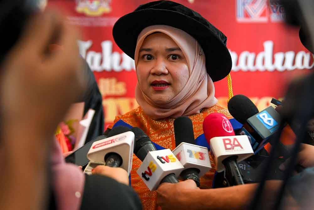 Fadhlina Sidek ketika menjawab pertanyaan pemberita selepas hadir pada Konvokesyen Kolej Vokasional di Dewan Tuanku Canselor Universiti Sains Islam Malaysia (USIM), hari ini. - Foto: Bernama